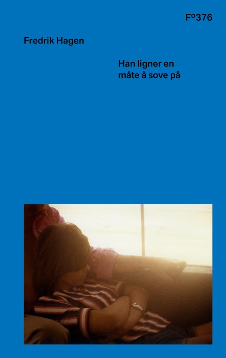 Omslag Han ligner en måte å sove på av Fredrik Hagen (Ebok)
